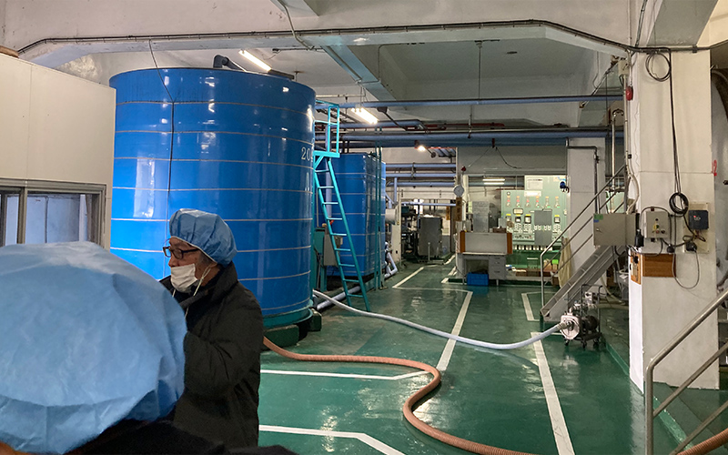 無数のパイプが張り巡らされたプラントさながらの醸造所。日本酒の良い香りが漂います。
