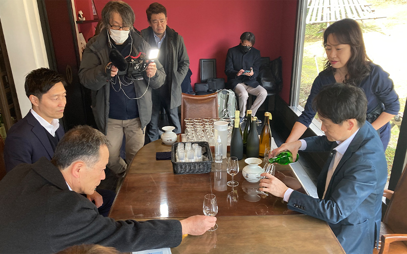 お待ちかね(?)の試飲会。唐橋裕幸社長自らグラスにお注ぎいただきました。爽やかで飲みやすい逸品です。
